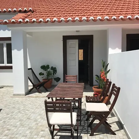 Azenhas Do Mar Roadside House *