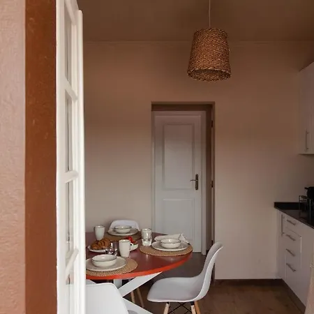 Azenhas Do Mar Roadside House *